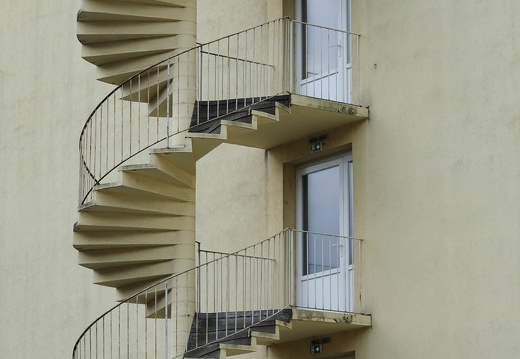 Tableau à base d'escaliers sur issues de secours